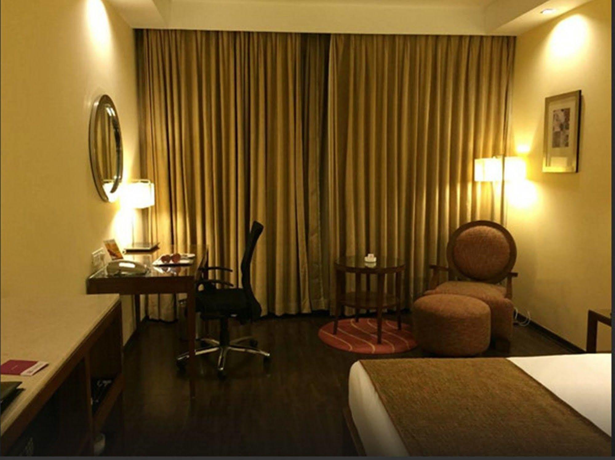 Royal Orchid Central Bangalore, Mg Road Extérieur photo